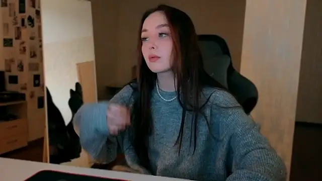 Snapshot of fallin_lovee chatting on December 20, 4:37 am fallin lovee online show from December 20, 4:37 am