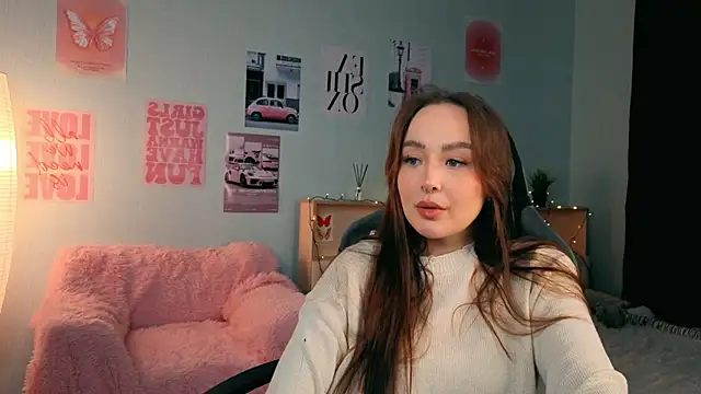 Snapshot of fallin_lovee chatting on February 8, 7:44 pm fallin lovee online show from February 8, 7:44 pm