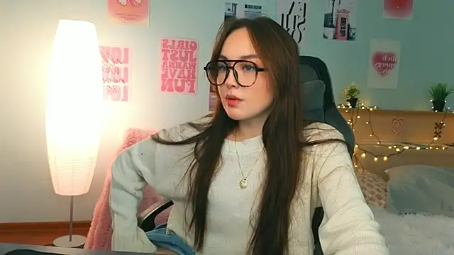 Snapshot of fallin_lovee chatting on January 18, 7:39 pm fallin lovee online show from January 18, 7:39 pm