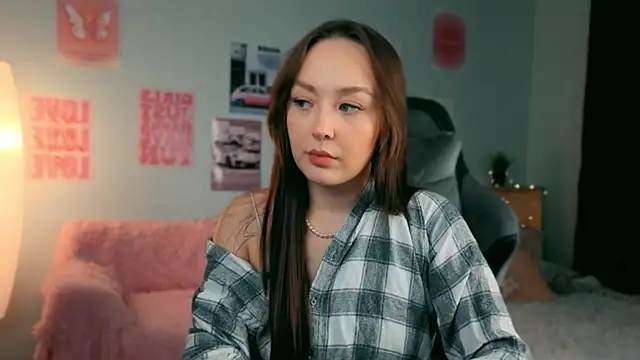 Snapshot of fallin_lovee chatting on February 9, 7:56 pm fallin lovee online show from February 9, 7:56 pm