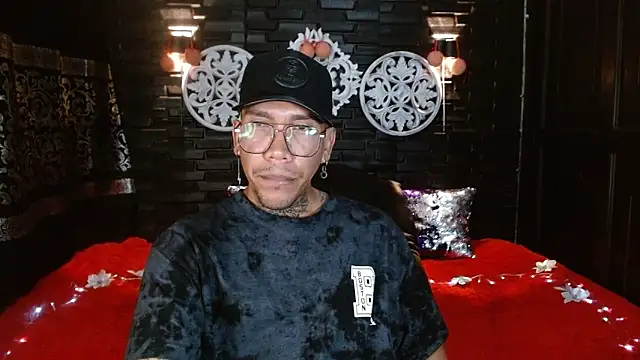 THIAN KNOX online show from December 19, 5:59 pm