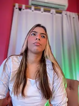 MiaSizzle online show from February 4, 1:28 pm