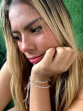 MiaSizzle online show from January 9, 12:56 pm