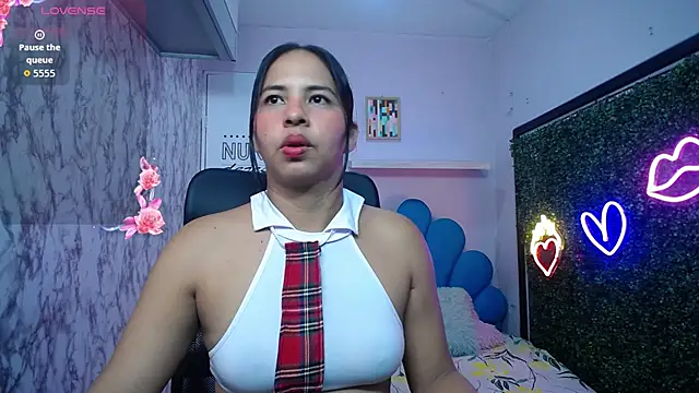 nicol ross19 online show from May 25, 7:01 pm