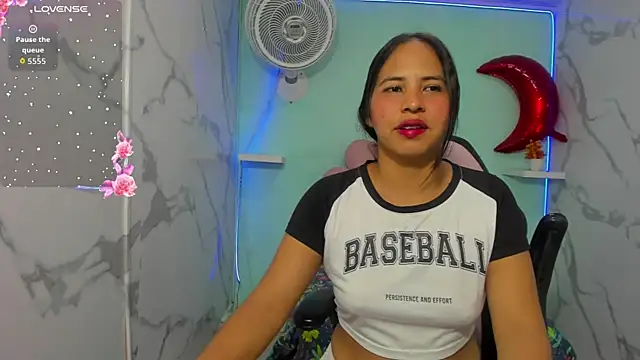 Snapshot of nicol_ross19 chatting on June 15, 10:09 pm nicol ross19 online show from June 15, 10:09 pm