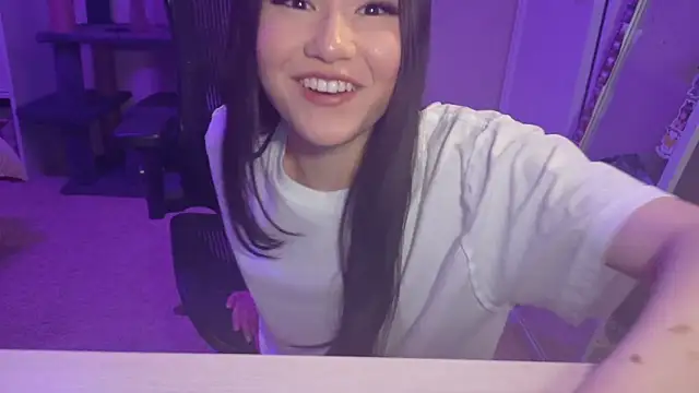 luvvivii online show from March 8, 2:04 am