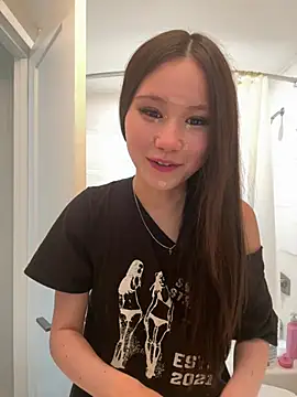 Snapshot of luvvivii chatting on June 1, 8:08 pm luvvivii online show from June 1, 8:08 pm
