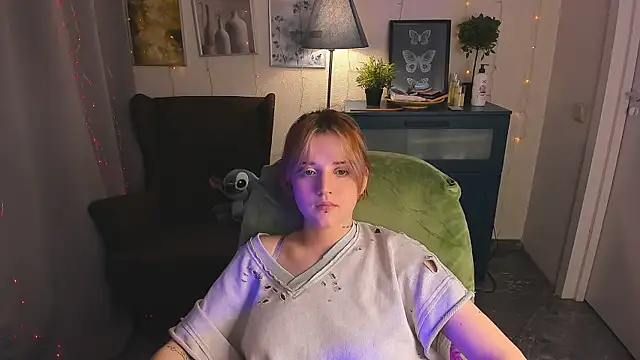 Snapshot of SarahShelby chatting on June 4, 10:03 pm SarahShelby online show from June 4, 10:03 pm