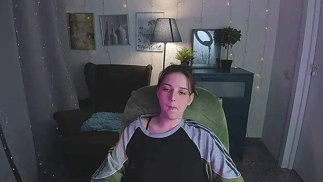 Snapshot of SarahShelby chatting on June 13, 5:00 pm SarahShelby online show from June 13, 5:00 pm