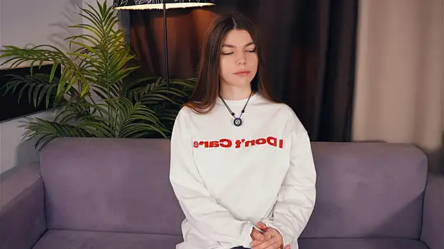 Snapshot of NeidaGowing chatting on December 21, 8:05 am NeidaGowing online show from December 21, 8:05 am