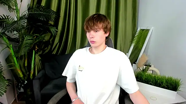 andyyzzz online show from June 24, 8:28 pm