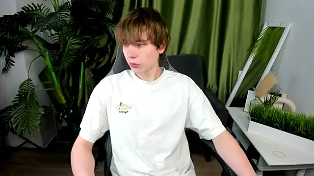 andyyzzz online show from June 25, 7:08 pm