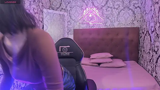 LEAH TAY online show from January 7, 11:59 am