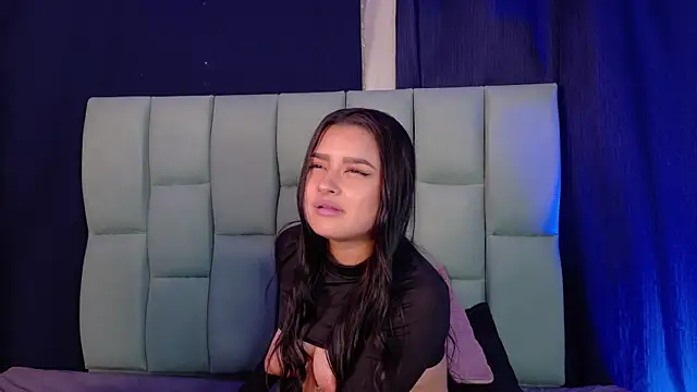 Snapshot of Emilyy05_ chatting on April 21, 2:51 am Emilyy05 online show from April 21, 2:51 am