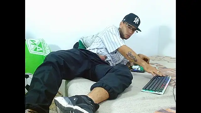 Snapshot of Alphamaster_92 chatting on June 23, 7:45 pm Alphamaster 92 online show from June 23, 7:45 pm