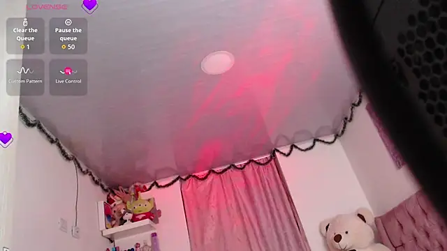 Snapshot of violett_brown9 chatting on June 25, 7:02 am violett brown9 online show from June 25, 7:02 am