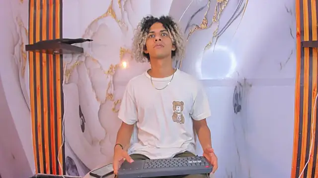 Victor LatinBoy online show from December 20, 6:55 pm