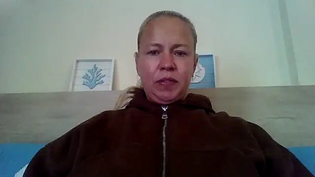 Snapshot of jennyblondeuk chatting on May 7, 4:21 pm jennyblondeuk online show from May 7, 4:21 pm