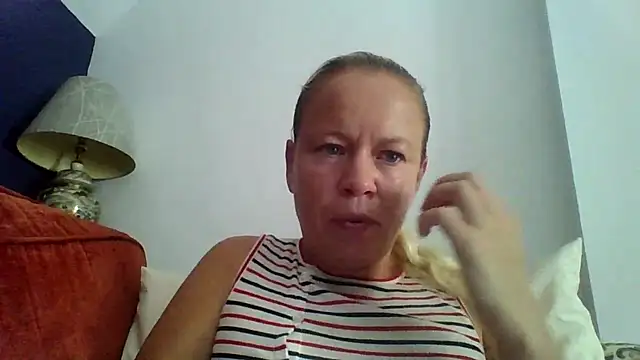 Snapshot of jennyblondeuk chatting on July 19, 12:35 pm jennyblondeuk online show from July 19, 12:35 pm