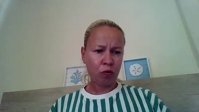 Snapshot of jennyblondeuk chatting on May 10, 1:57 pm jennyblondeuk online show from May 10, 1:57 pm
