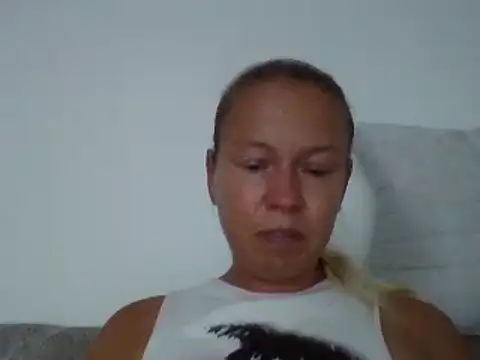 Snapshot of jennyblondeuk chatting on July 8, 3:34 pm jennyblondeuk online show from July 8, 3:34 pm