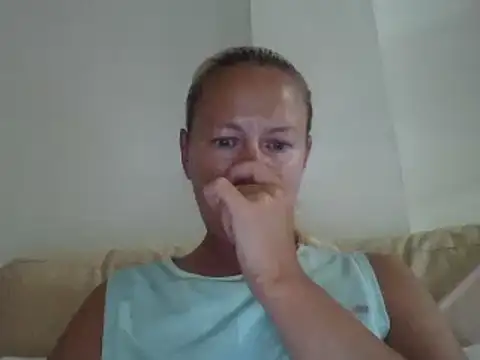 Snapshot of jennyblondeuk chatting on June 11, 8:28 pm jennyblondeuk online show from June 11, 8:28 pm