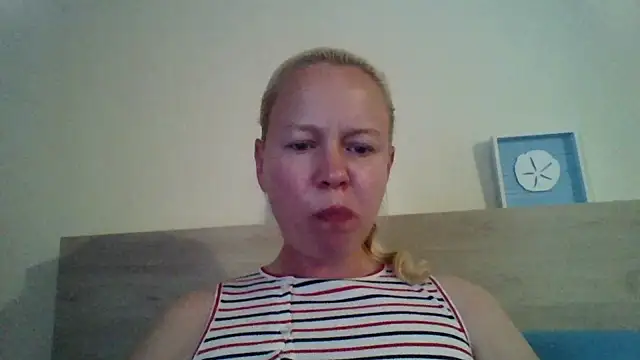 Snapshot of jennyblondeuk chatting on April 19, 6:10 pm jennyblondeuk online show from April 19, 6:10 pm
