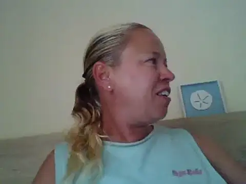Snapshot of jennyblondeuk chatting on May 23, 6:29 pm jennyblondeuk online show from May 23, 6:29 pm