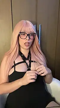 Snapshot of EmmaInPink chatting on February 9, 9:02 pm EmmaInPink online show from February 9, 9:02 pm