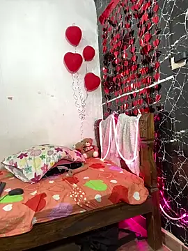 Snapshot of TheSexyLaura chatting on February 12, 9:14 pm TheSexyLaura online show from February 12, 9:14 pm