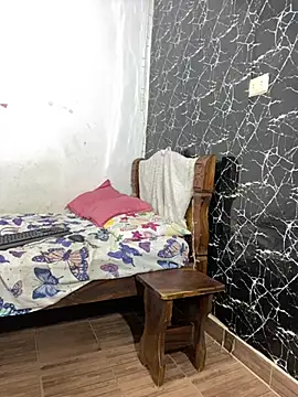 Snapshot of TheSexyLaura chatting on February 7, 12:02 pm TheSexyLaura online show from February 7, 12:02 pm