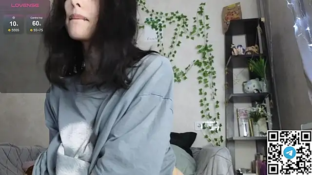 LeonaHinnes online show from April 5, 1:29 pm