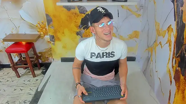 Snapshot of Chuck_LatinBoy chatting on December 21, 5:47 pm Chuck LatinBoy online show from December 21, 5:47 pm