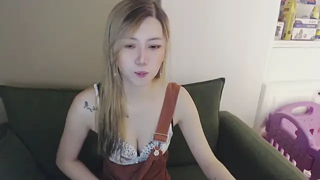 Snapshot of whitecat13 chatting on April 21, 11:17 am whitecat13 online show from April 21, 11:17 am