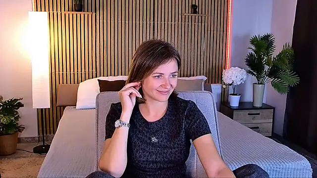 Snapshot of EmeraldGlow chatting on May 24, 2:39 pm EmeraldGlow online show from May 24, 2:39 pm