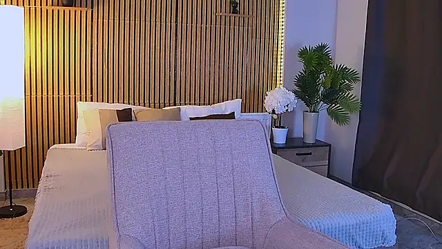 EmeraldGlow online show from April 18, 7:07 pm