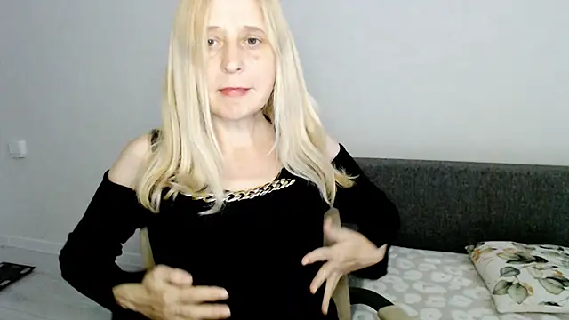 Snapshot of MiLenaMilf chatting on March 18, 7:55 am MiLenaMilf online show from March 18, 7:55 am