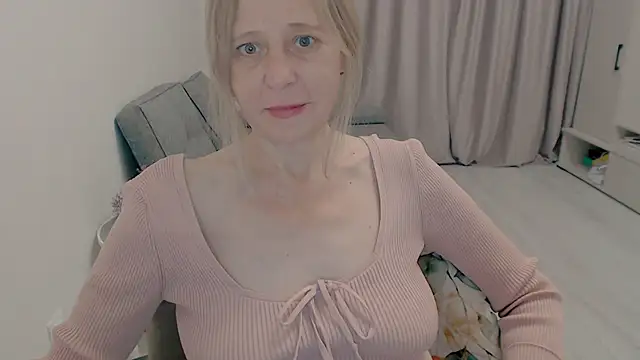 Snapshot of MiLenaMilf chatting on November 2, 4:06 am MiLenaMilf online show from November 2, 4:06 am