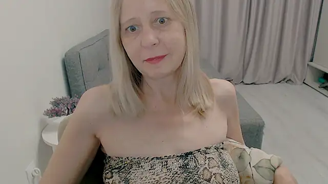 Snapshot of MiLenaMilf chatting on November 15, 3:32 am MiLenaMilf online show from November 15, 3:32 am