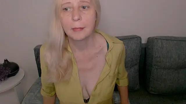 Snapshot of MiLenaMilf chatting on September 10, 7:18 am MiLenaMilf online show from September 10, 7:18 am