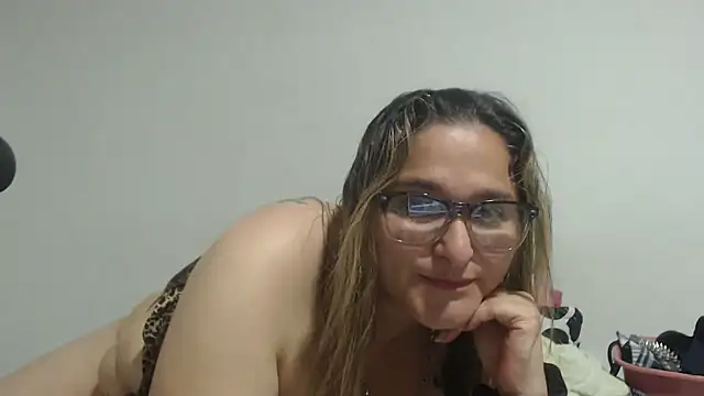 pareja latina1483 online show from March 12, 1:11 am