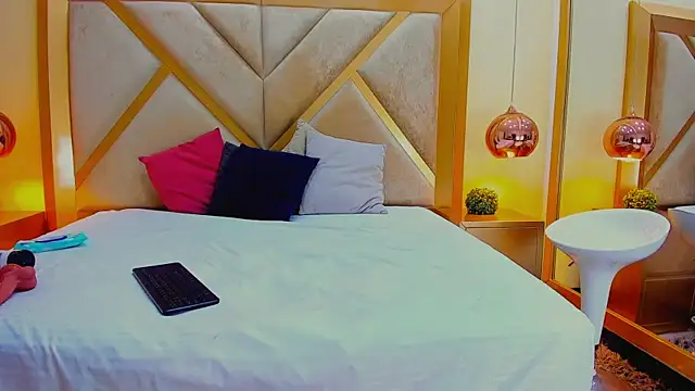 ElenaWatsonn online show from April 17, 8:11 pm