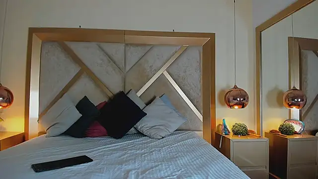 ElenaWatsonn online show from April 6, 8:10 pm