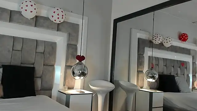 Snapshot of ElenaWatsonn chatting on February 13, 7:58 pm ElenaWatsonn online show from February 13, 7:58 pm