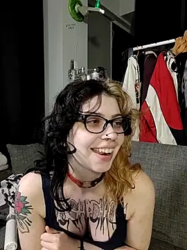 Snapshot of whatevaandissues chatting on April 13, 12:03 am whatevaandissues online show from April 13, 12:03 am