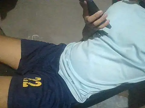 Snapshot of Centdam2k3 chatting on February 6, 10:33 am Centdam2k3 online show from February 6, 10:33 am