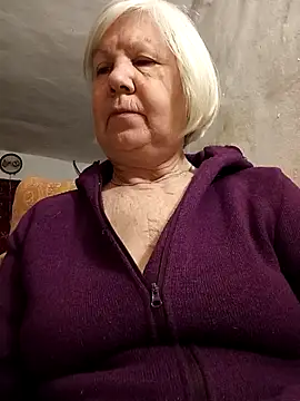 Snapshot of KlaudiaDarling chatting on February 8, 1:03 am KlaudiaDarling online show from February 8, 1:03 am