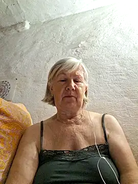 Snapshot of KlaudiaDarling chatting on June 7, 6:35 pm KlaudiaDarling online show from June 7, 6:35 pm