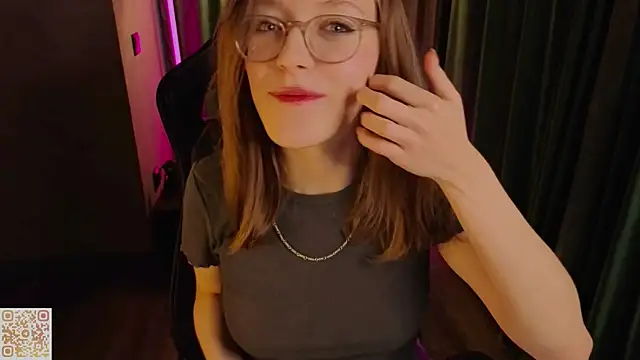 Snapshot of emmasday chatting on February 6, 8:32 am emmasday online show from February 6, 8:32 am