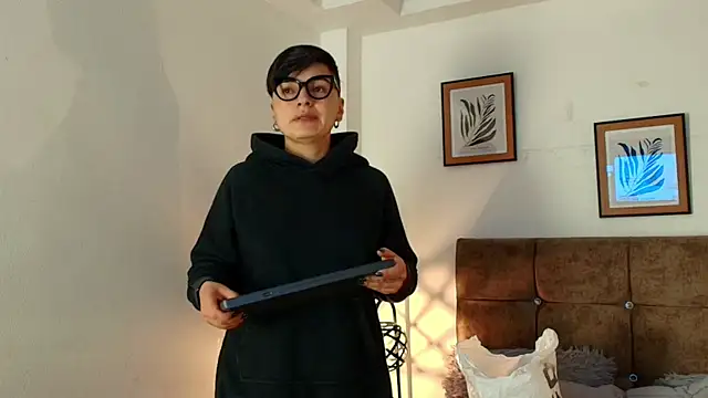 kat paradise online show from April 15, 12:10 pm